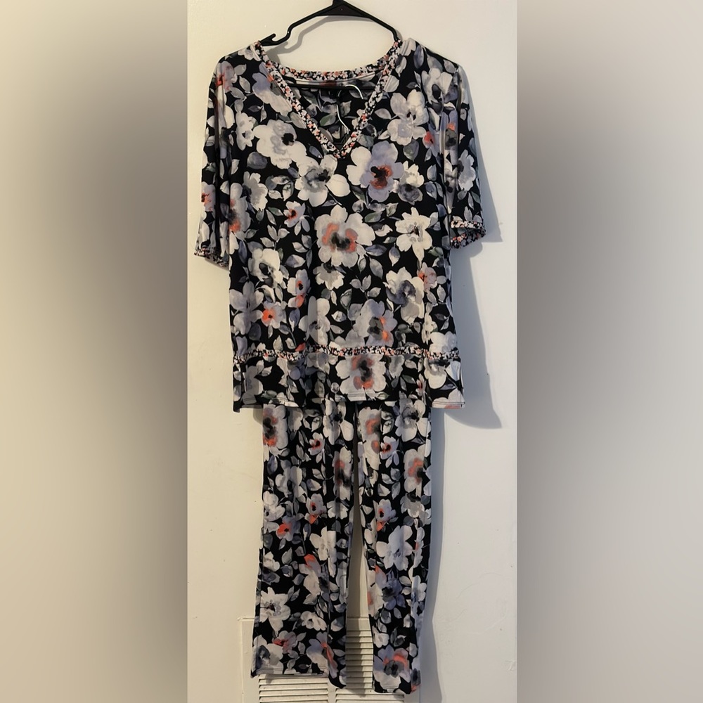 NWT Simply Vera Wang short sleeve pajama set. Floral print . Women’s size small